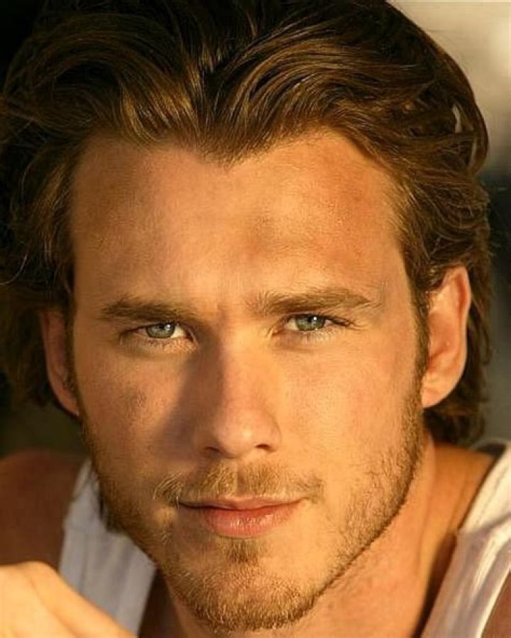 Actor ERIC LIVELY & date the 'Scream 3' movie premiere. (Credit Image