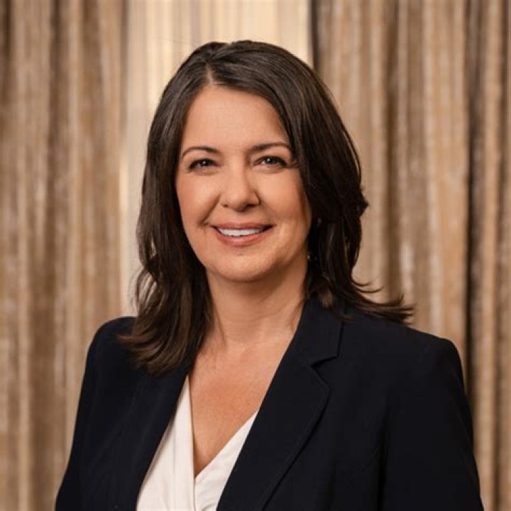 Alberta Premier Danielle Smith 'straight pride' photo receives blowback