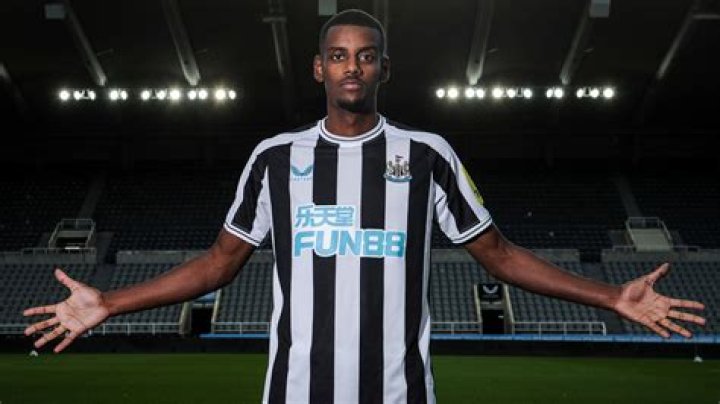 Alexander Isak Newcastle striker is set to be out until after World