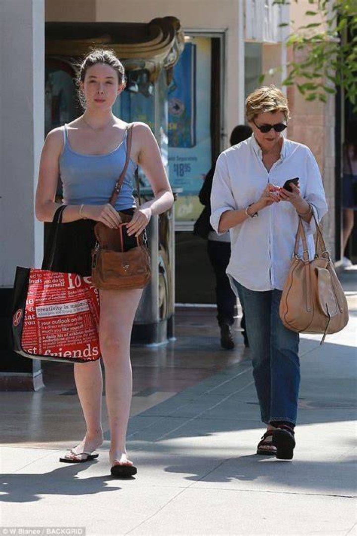 Bening spends the day shopping with teenage daughter Ella