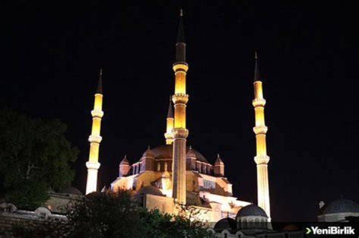 Berat Kandili'nde eller semaya a&ccedil;ıldı TRT Haber Foto Galeri