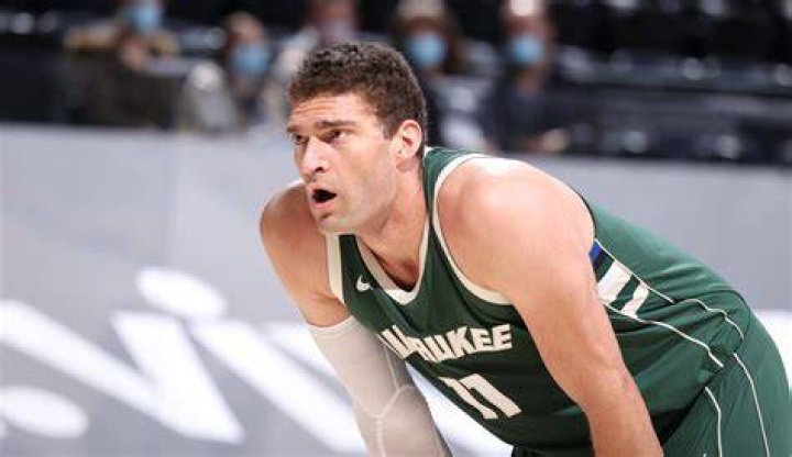 Brook Lopez scores 6 points in return to Bucks' lineup Monday against