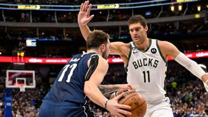 Brook Lopez's brother, wife, net worth, height, ethnicity, parents