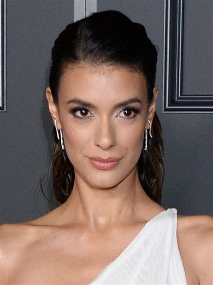 Canadian Actress, Laysla De Oliveira Is Dating Actor, Jonathan Keltz