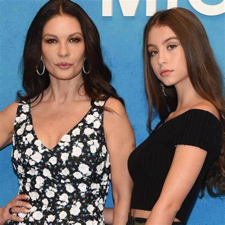 Catherine ZetaJones&rsquo; 17YearOld Daughter Carys Stuns In New Pic And