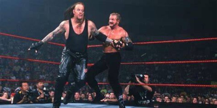 DDP vs. Sara w/ Undertaker RAW IS WAR (2001) YouTube