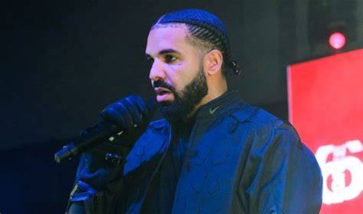 e o surpriză. Rapperul Drake, tatăl unui băiețel cu zulufi