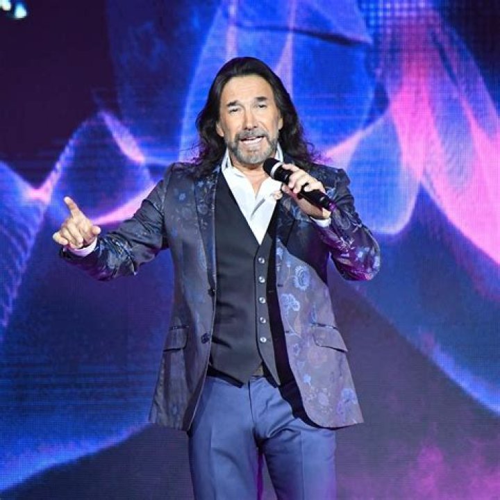 Gabriel Solis se presenta en Houston Estaciones de Radio Música