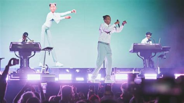Globale Partnerschaft mit Stromae auf seiner Multitude Tour KUKA AG