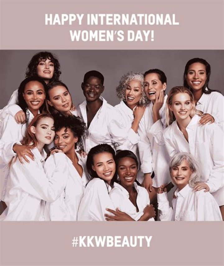 Happy Mother&rsquo;s Day from KKWBEAUTY 💗 Kris jenner hair, Kardashian