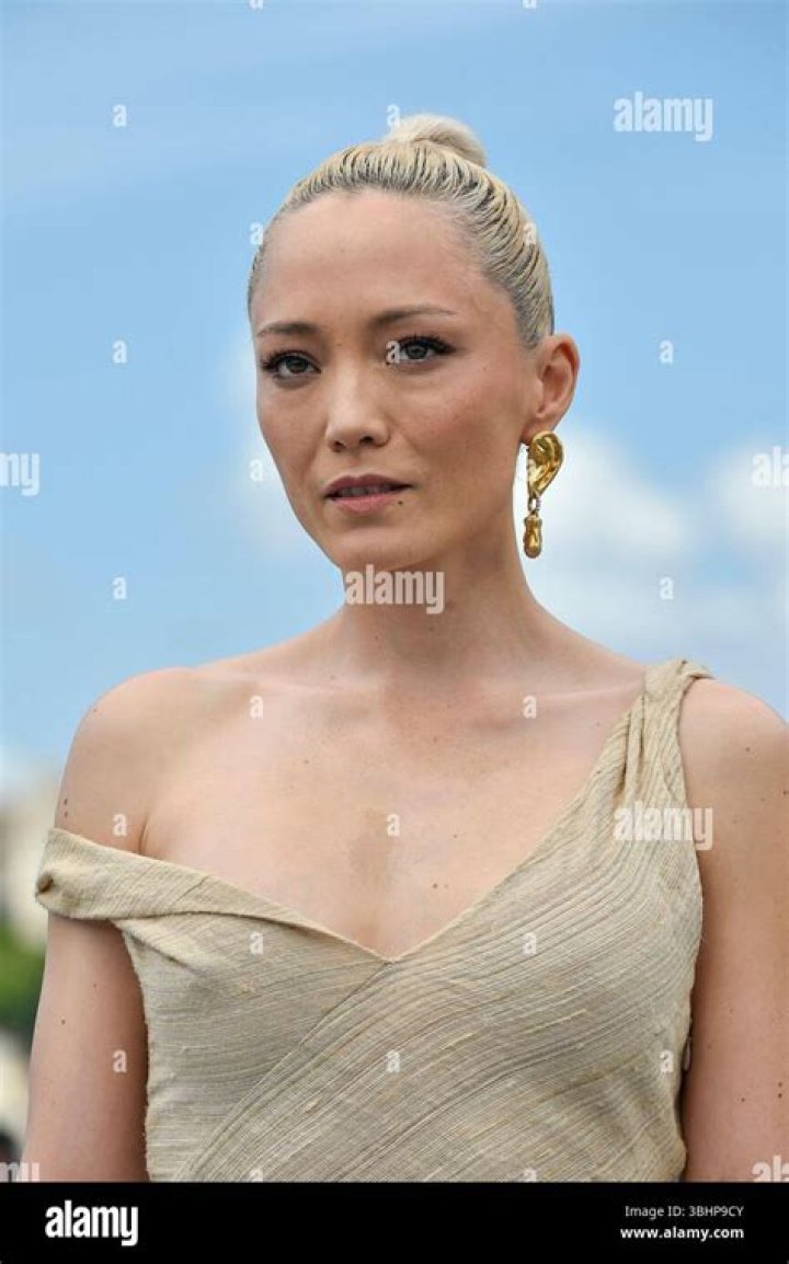 LADYGUNN Pom klementieff, French actress, She walks in beauty
