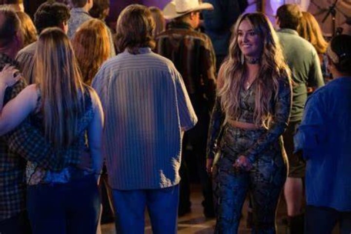Lainey Wilson Debuts New, Original Song 'Smell Like Smoke' On Hit