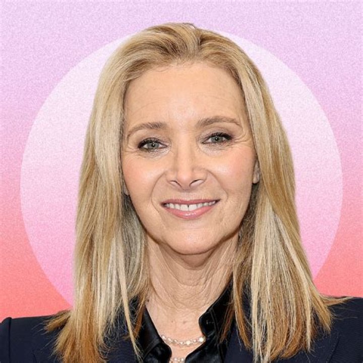 Lisa Kudrow goes shopping with her grandmother and sister in Beverly