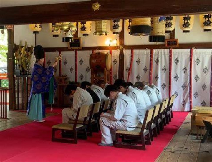 Local Pray in shinto shrine, Fushimi Inari Taisha 伏見稲荷大社 [OC] IG