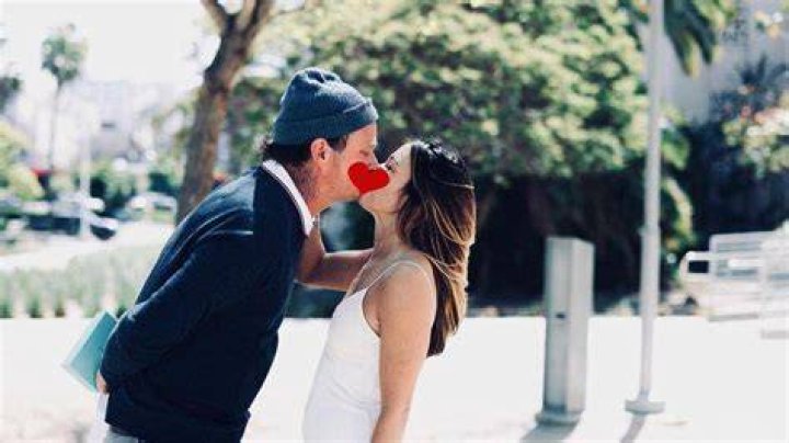 Mesra, 10 Fakta Cinta Tom DeLonge eks Blink182 dan Istri