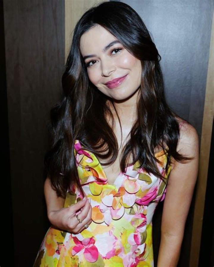 Miranda Cosgrove Hot Pictures, Sexy Photos, Images