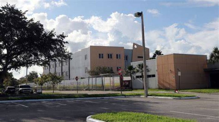 Parkland school shooting Former Florida officer on trial for failing