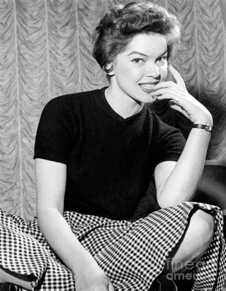 Pretty actress Ellen McRae Burstyn shows off for the camera. 1957
