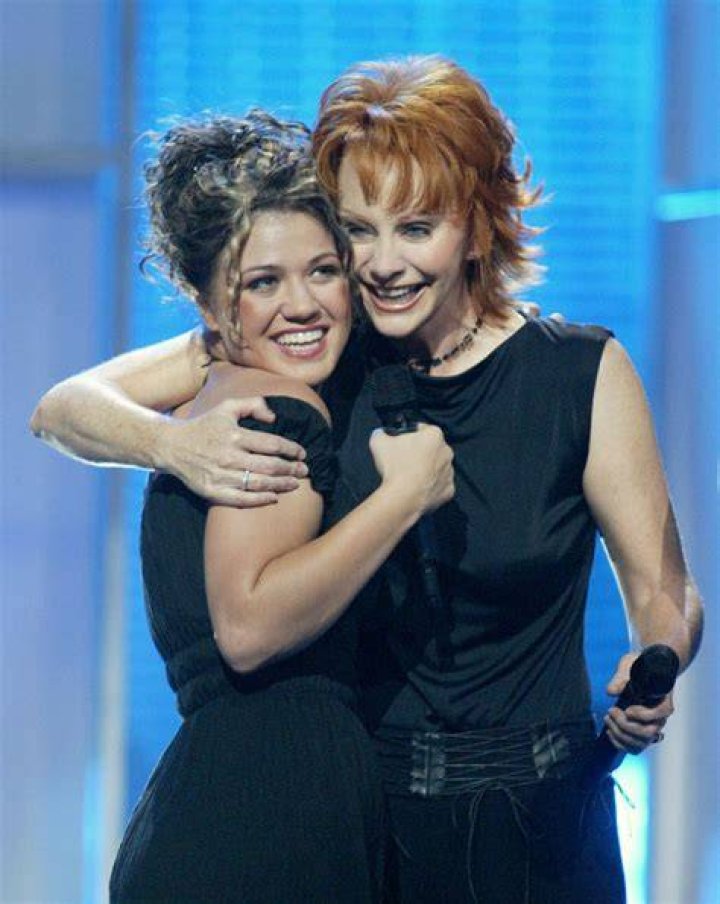 Reba McEntire and DaughterinLaw Kelly Clarkson Sang a Duet at the ACM