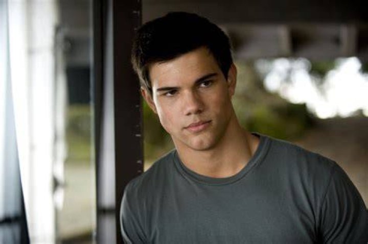 Taylor Lautner's Fianc&eacute;e Taylor Dome Makes Twilight Confession