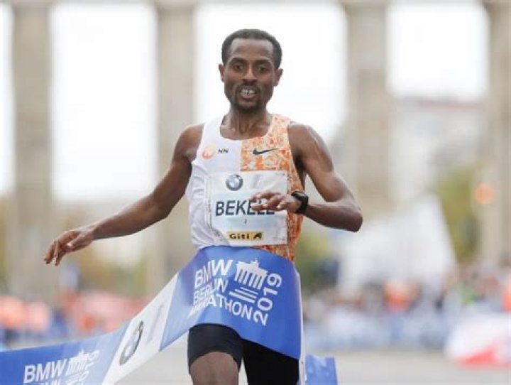 Video de Kenenisa Bekele llegando a la meta en el Maratón de Berlín RunMX