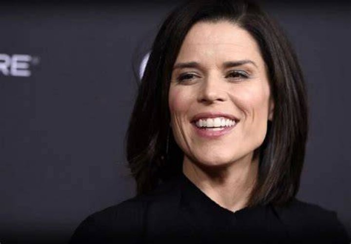 Who is actress Neve Campbell and what is her net worth?