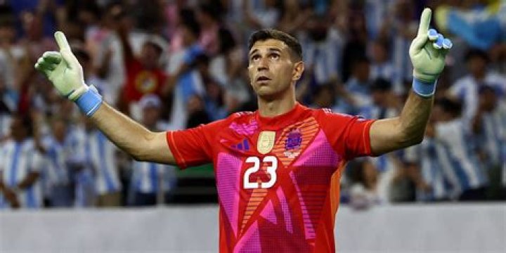 Who is Emiliano Martinez's wife? Know all about Mandinha Martinez